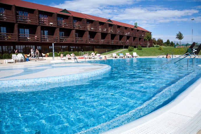 Imagen de la piscina del Hotel Petneh&aacute;zy. Foto 15