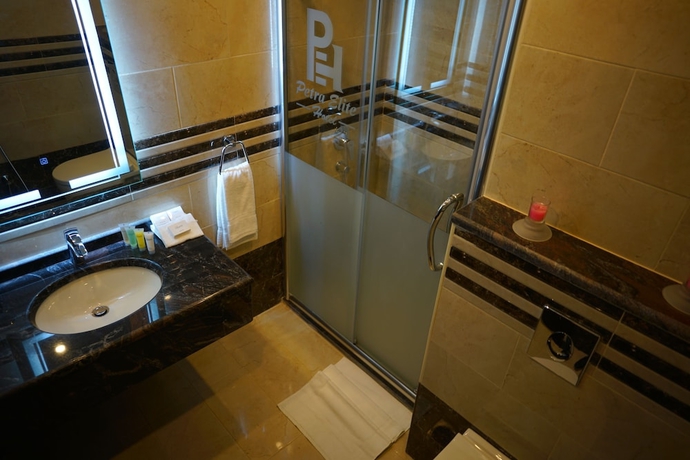 Imagen de la habitación del Hotel Petra Elite. Foto 16