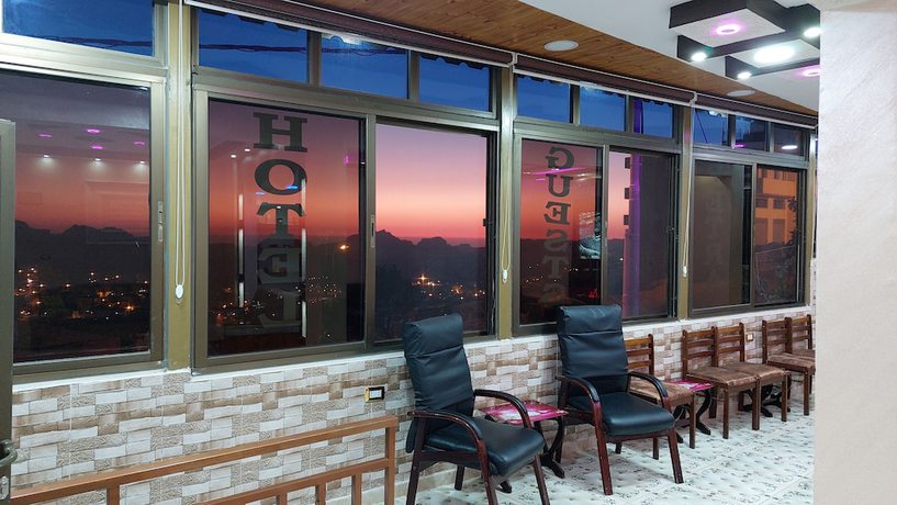 Imagen de los interiores del Hotel Petra Guests. Foto 17
