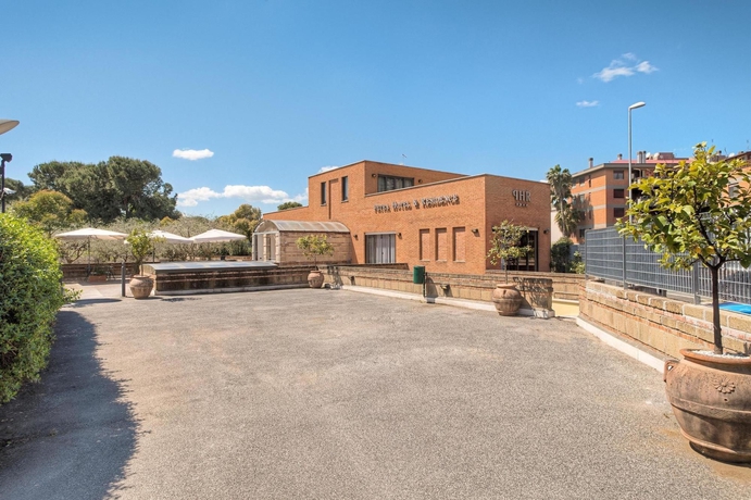 Imagen de los exteriores del Hotel Petra, Romanina. Foto 16