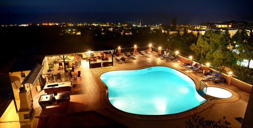 Imagen de la piscina del Hotel Petra Village. Foto 14