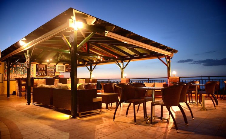 Imagen del bar/restaurante del Hotel Petra Village. Foto 2