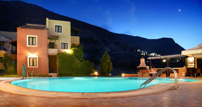 Imagen de la piscina del Hotel Petra Village. Foto 15