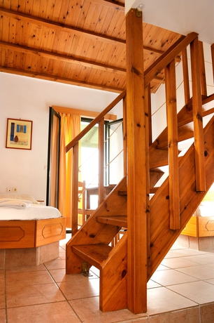 Imagen de los interiores del Hotel Petra Village. Foto 13