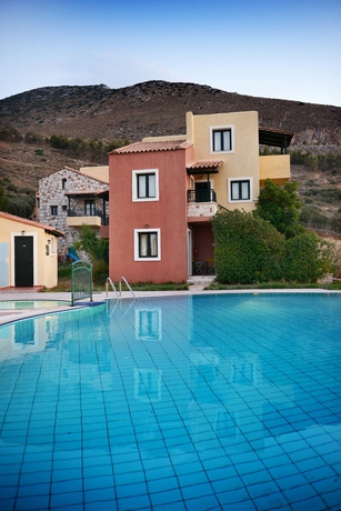 Imagen de la piscina del Hotel Petra Village. Foto 16