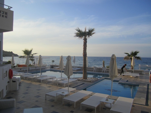Imagen de la piscina del Hotel Petradi Beach Lounge. Foto 15
