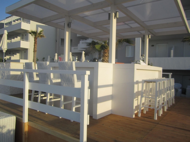 Imagen del bar/restaurante del Hotel Petradi Beach Lounge. Foto 4