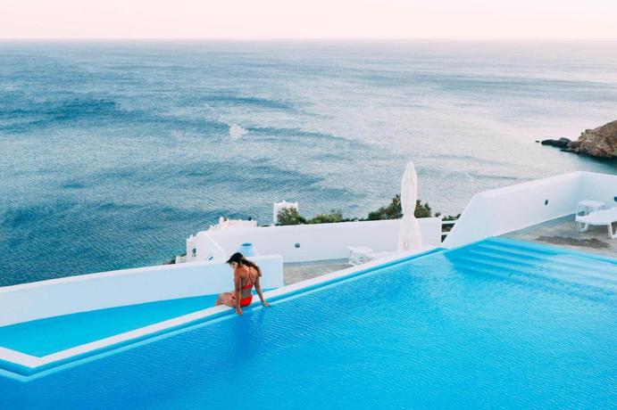 Imagen de la piscina del Hotel Petradi. Foto 10