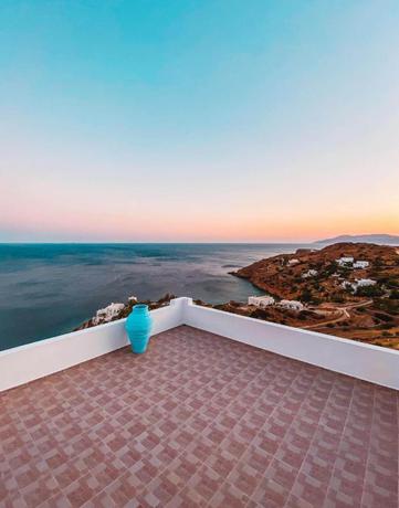 Imagen de los exteriores del Hotel Petradi, Ios. Foto 9