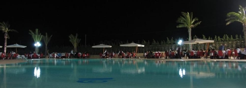 Imagen de la piscina del Hotel Petraria & Resort. Foto 18