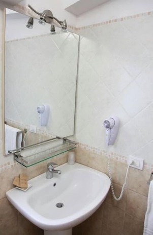 Imagen de la habitación del Hotel Petri Marini and Resort. Foto 17