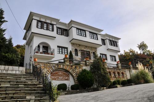 Imagen general del Hotel Petrino, Makrinitsa. Foto 1