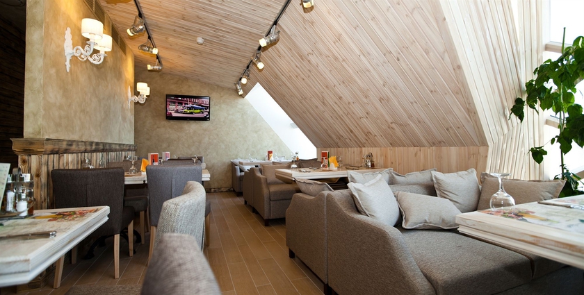 Imagen del bar/restaurante del Hotel Petro Palace. Foto 3