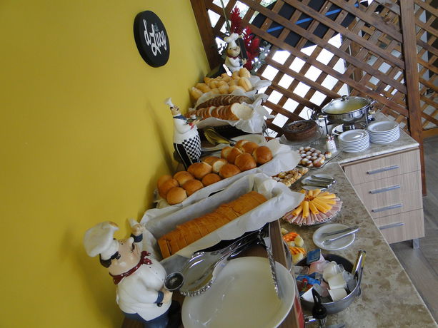 Imagen del bar/restaurante del Hotel Petropolis Inn. Foto 1