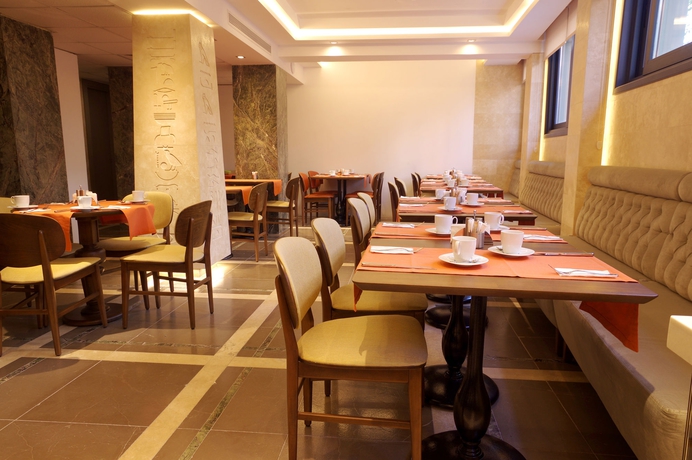 Imagen del bar/restaurante del Hotel Peyk. Foto 2