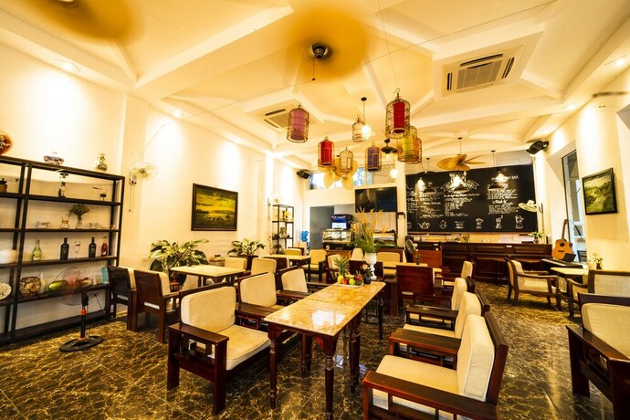 Imagen del bar/restaurante del Hotel Phadin. Foto 2