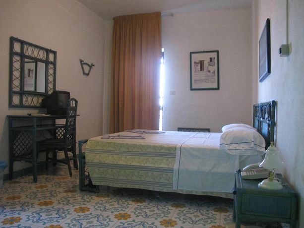 Imagen de la habitación del Hotel Phenicusa. Foto 5