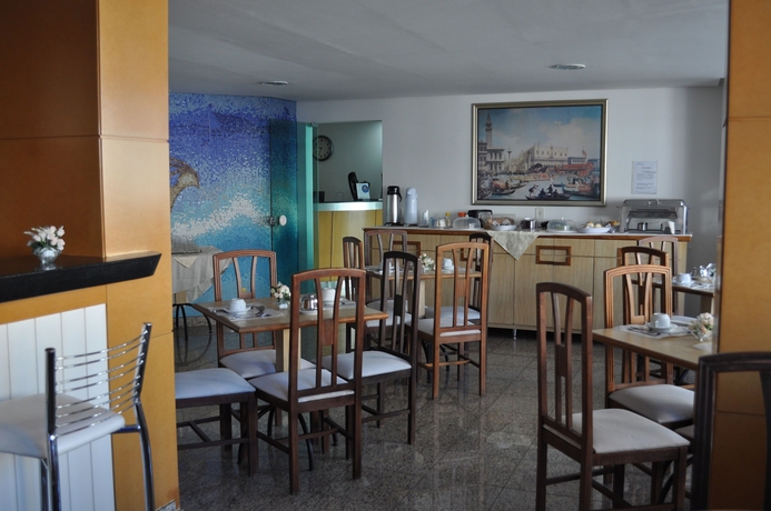 Imagen del bar/restaurante del Hotel Phenix Flat Service. Foto 3