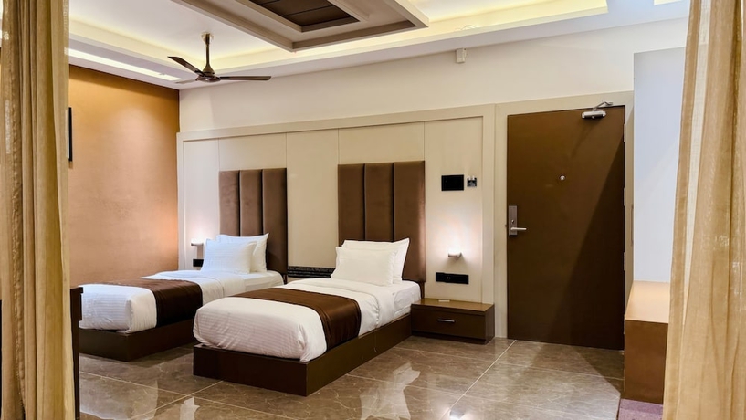 Imagen de la habitación del Hotel Pheonix Luxury Inn. Foto 2