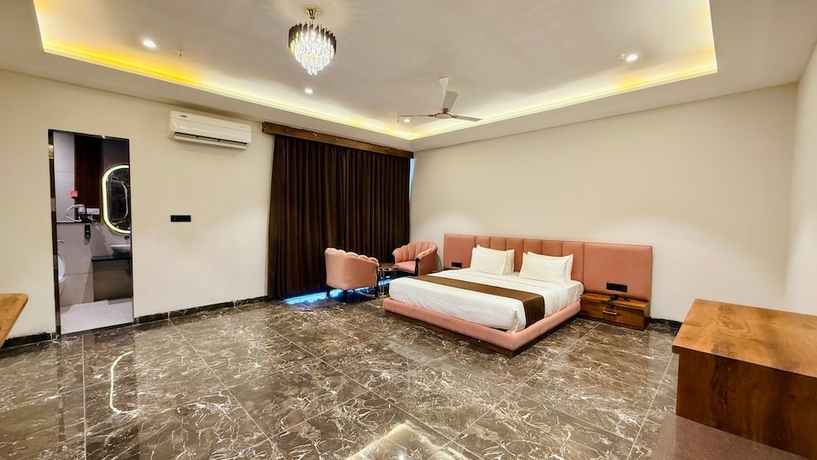 Imagen de la habitación del Hotel Pheonix Luxury Inn. Foto 7