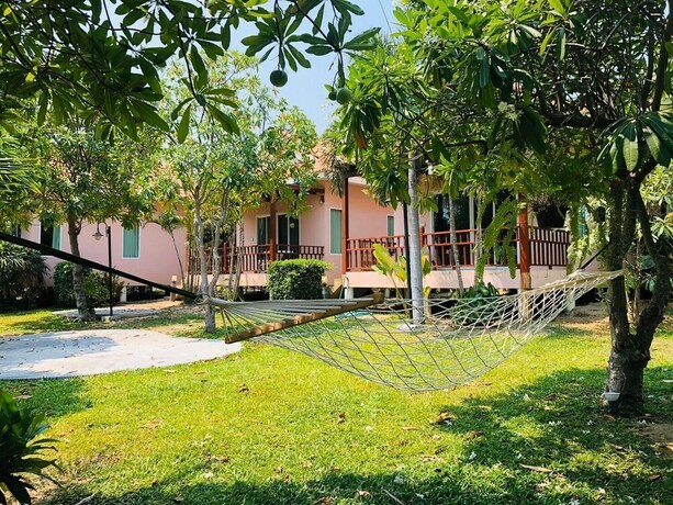 Imagen de los exteriores del Hotel Phetnamneung Resort. Foto 26