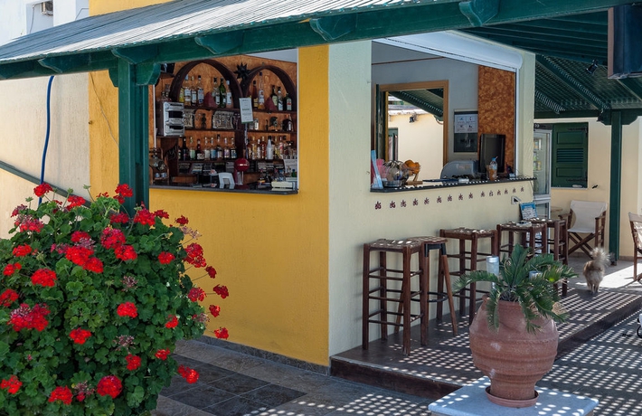 Imagen de la piscina del Hotel Phevos Villa. Foto 14