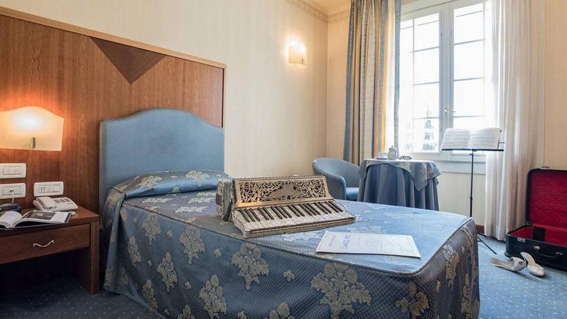 Imagen de la habitación del Hotel Phi Astoria. Foto 4