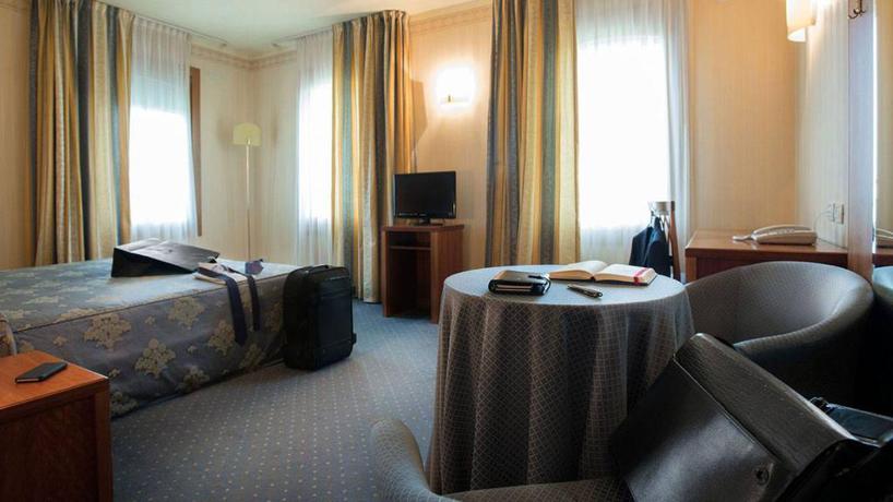 Imagen de la habitación del Hotel Phi Astoria. Foto 11