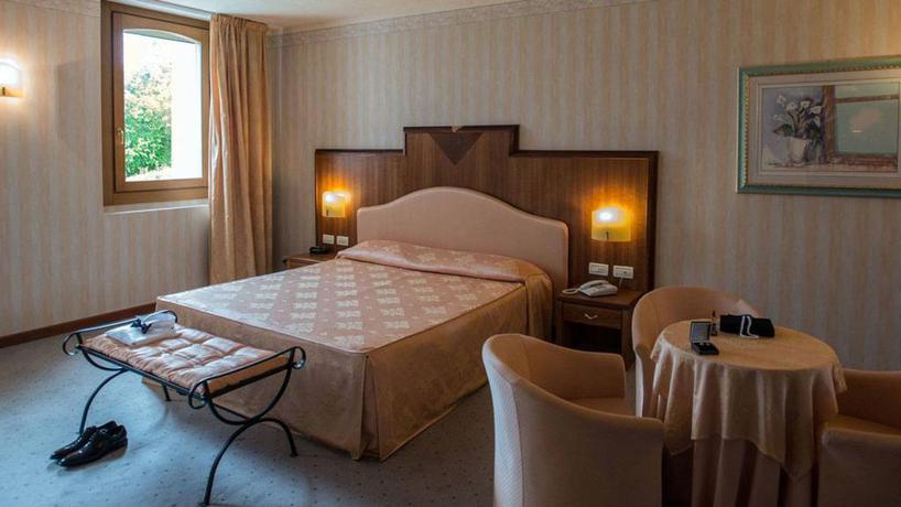 Imagen de la habitación del Hotel Phi Astoria. Foto 13