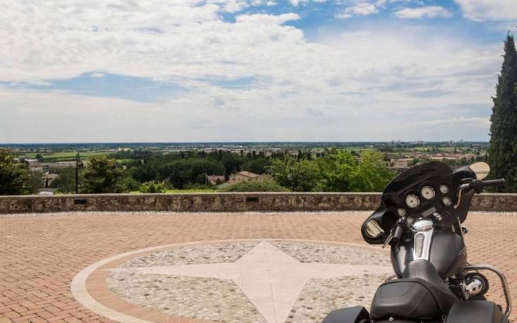 Imagen de los exteriores del Hotel Phi Astoria. Foto 18