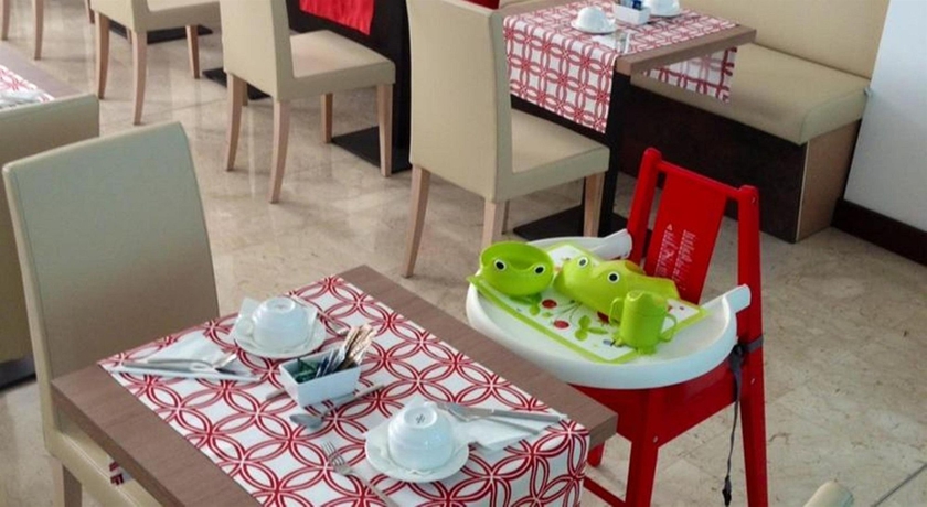 Imagen del bar/restaurante del Hotel Phi Milano. Foto 3