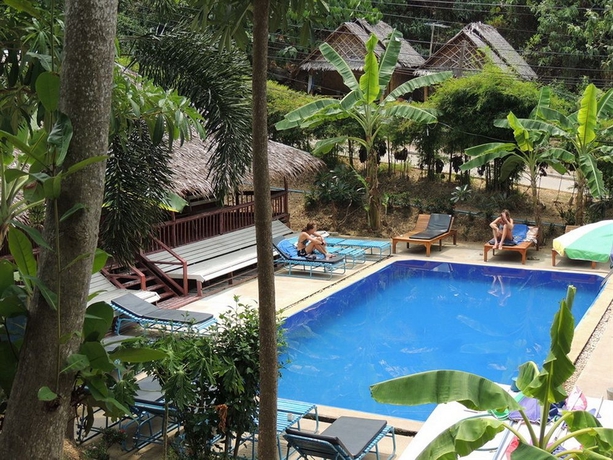 Imagen de la piscina del Hotel Phi Phi Banana Resort. Foto 7