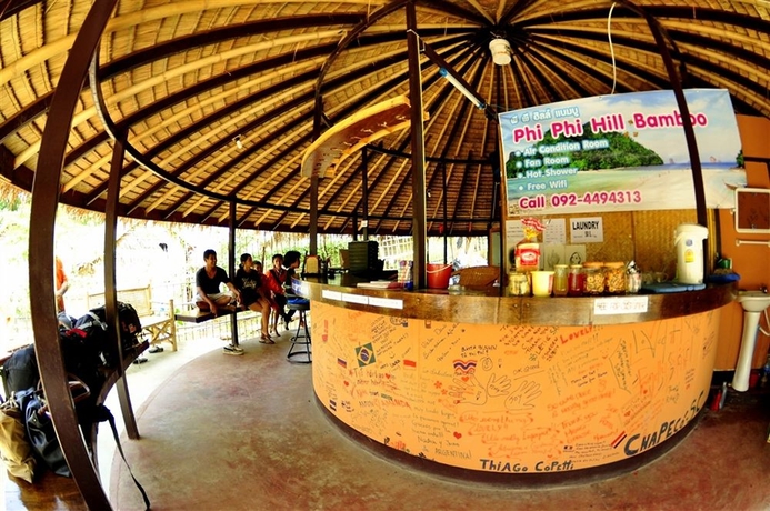 Imagen de los interiores del Hotel Phi Phi Hill Bamboo Bungalow. Foto 16