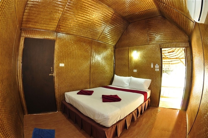Imagen de la habitación del Hotel Phi Phi Hill Bamboo Bungalow. Foto 8