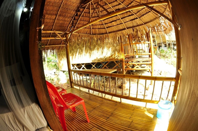 Imagen de los exteriores del Hotel Phi Phi Hill Bamboo Bungalow. Foto 14