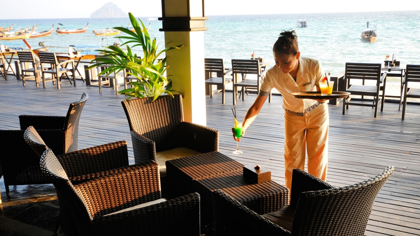 Imagen del bar/restaurante del Hotel Phi Phi Holiday Resort. Foto 4