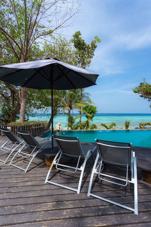 Imagen de la piscina del Hotel Phi Phi Holiday Resort. Foto 16