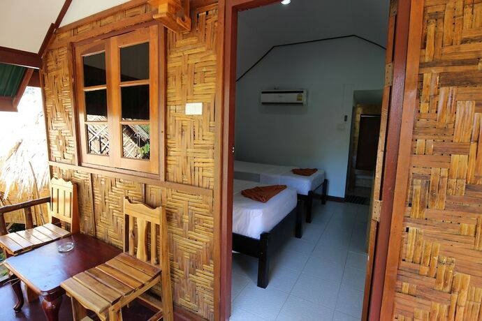 Imagen de la habitación del Hotel Phi Phi Jungle Hill Bungalow. Foto 19