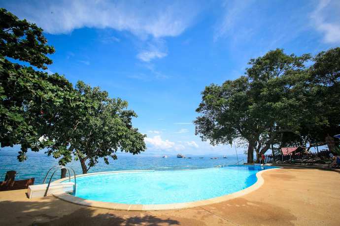 Imagen de la piscina del Hotel Phi Phi Natural Resort. Foto 21