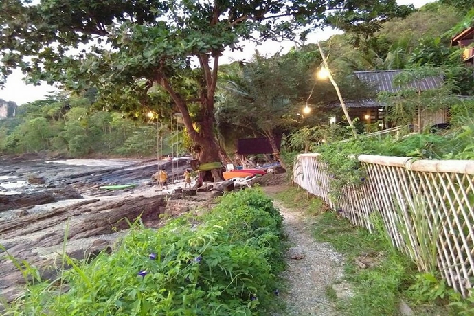 Imagen de los exteriores del Hotel Phi Phi Sunset Bay Resort. Foto 14