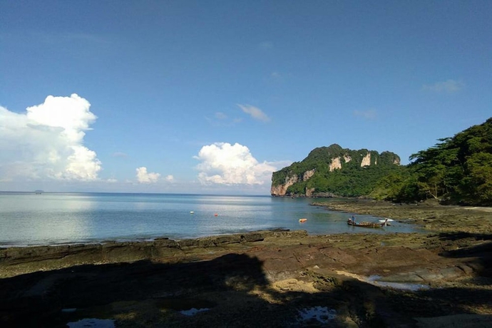 Imagen de los exteriores del Hotel Phi Phi Sunset Bay Resort. Foto 16