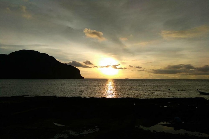 Imagen de los exteriores del Hotel Phi Phi Sunset Bay Resort. Foto 19
