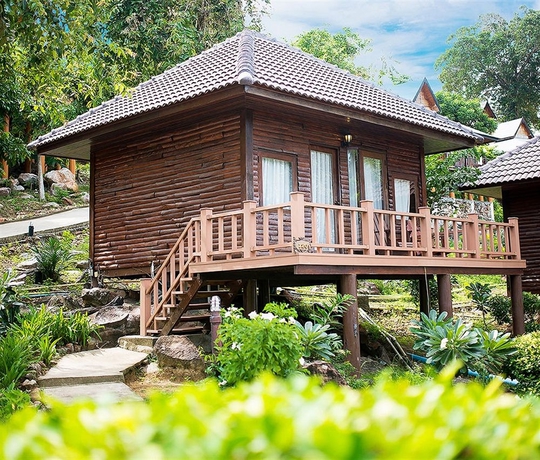 Imagen de los exteriores del Hotel Phi Phi The Beach Resort. Foto 11