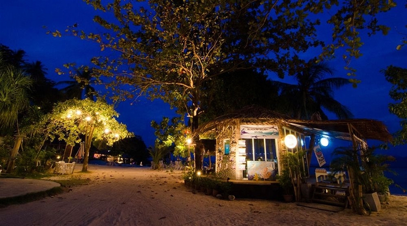 Imagen de los exteriores del Hotel Phi Phi The Beach Resort. Foto 13