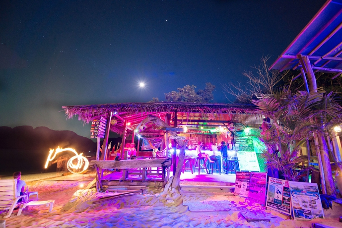 Imagen de los exteriores del Hotel Phi Phi The Beach Resort. Foto 14