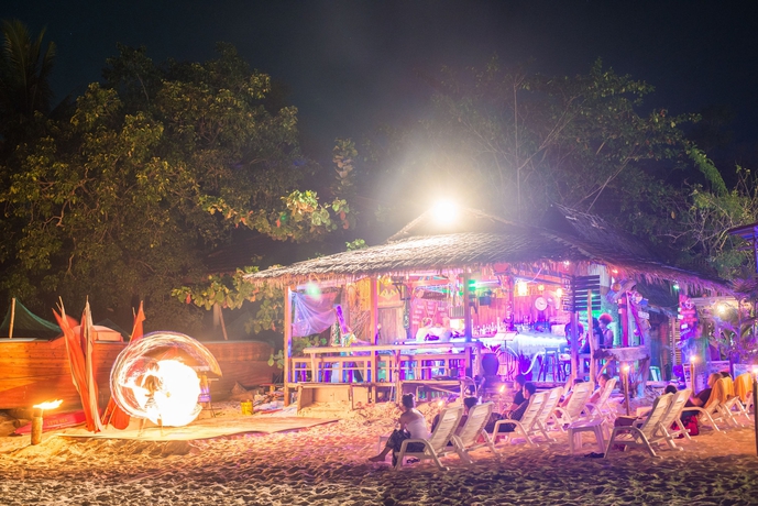 Imagen de los exteriores del Hotel Phi Phi The Beach Resort. Foto 15