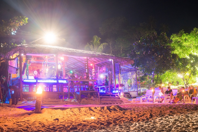 Imagen de los exteriores del Hotel Phi Phi The Beach Resort. Foto 16