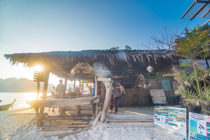 Imagen de los exteriores del Hotel Phi Phi The Beach Resort. Foto 17