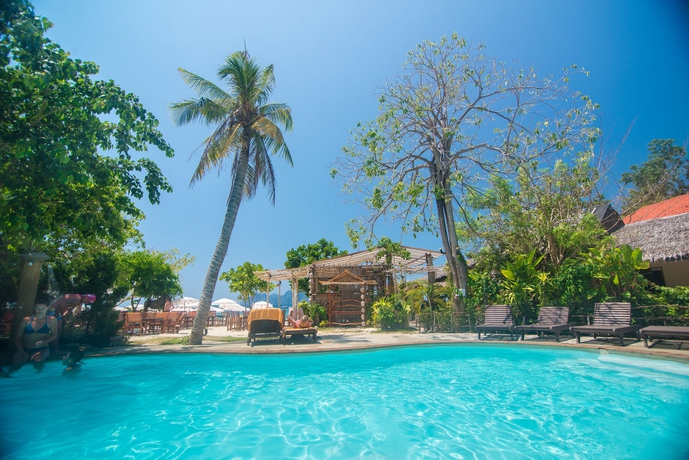 Imagen de la piscina del Hotel Phi Phi The Beach Resort. Foto 18