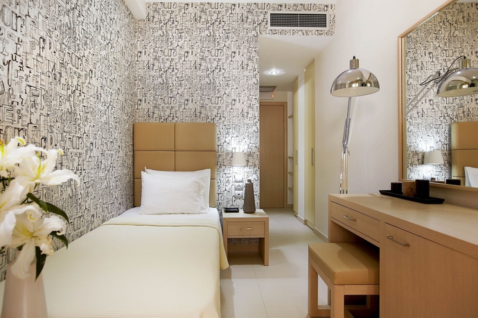 Imagen de la habitación del Hotel Phidias Piraeus. Foto 2